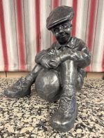 Sitzender Knabe.   Tolle Ausstellungs-Figur