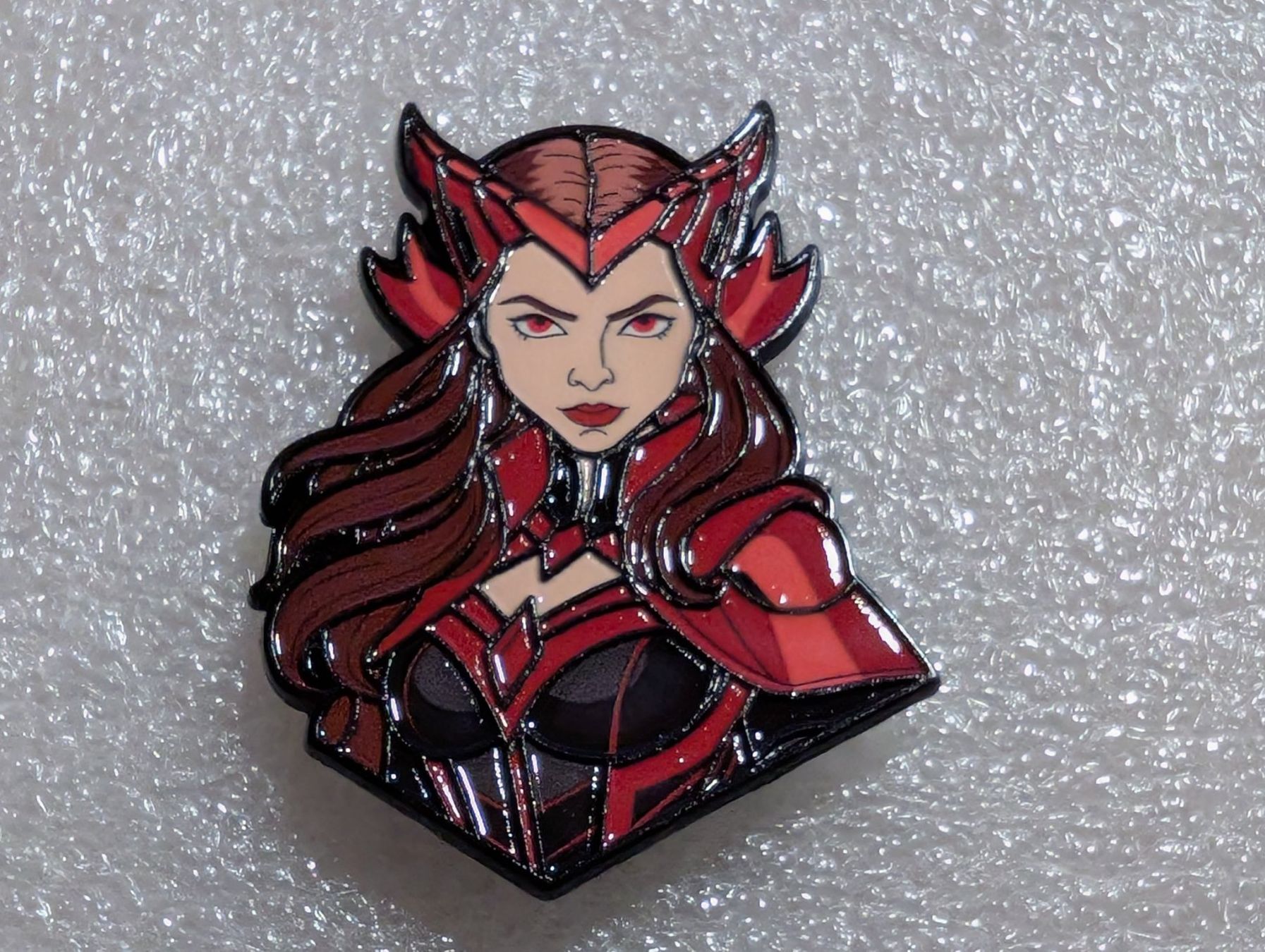 Placchette & Badge: Ansteckpin 53: Marvel Avengers Scarlet Witch – Usato da Oppligen venduto da Pin-Fall-Shop