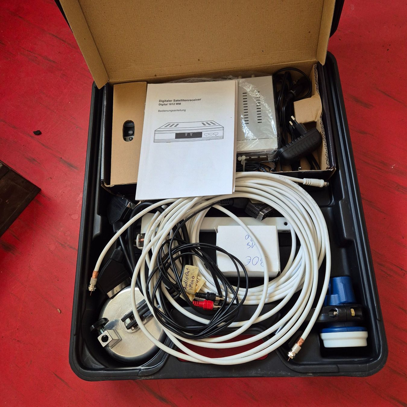 Récepteurs: Digitaler Camping Sat Receiver mit Schüssel und Kabel – D'occasion à Winterthur par WSBS_4067