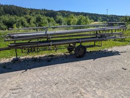 Wagen mit Bewässerungsröhren