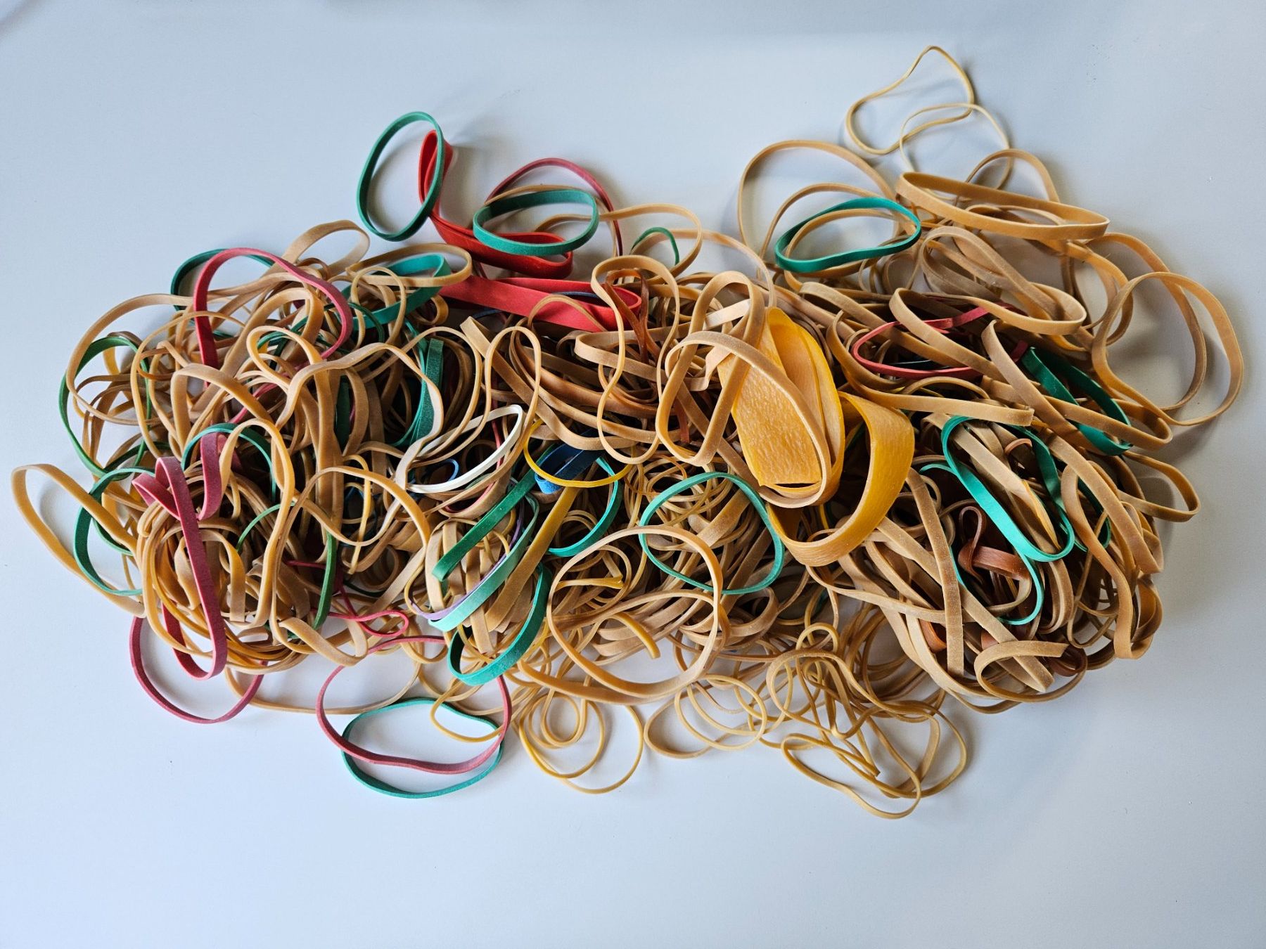 Sonstiges zum Basteln & Handarbeiten: 400 g d'élastiques en caoutchouc diverses tailles – Gebraucht aus Echandens von annegug 2