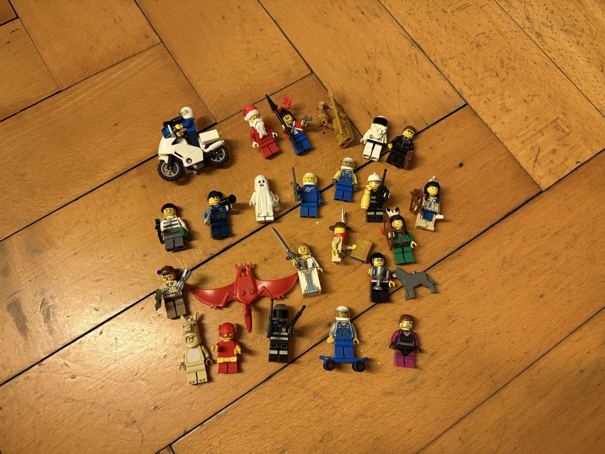 Lego Giocattoli: 22 Lego Figuren – Usato da Zürich venduto da zuerich16