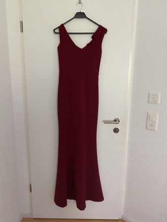 Elegantes Abendkleid in Weinrot von Milla, Gr. 36