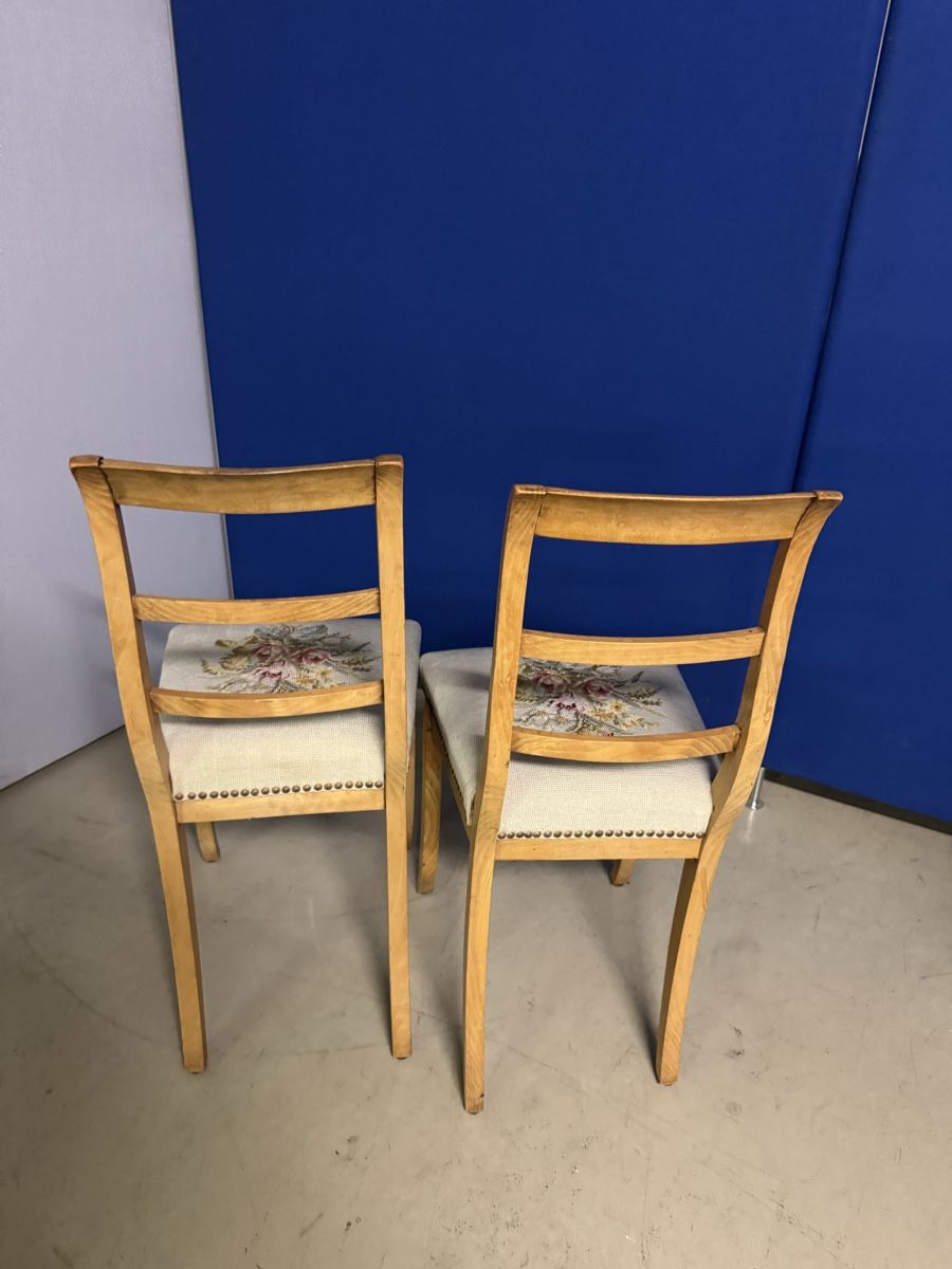 Chaises: 2 Holzstühle mit Blumenmuster – D'occasion à Bern par samryan 3