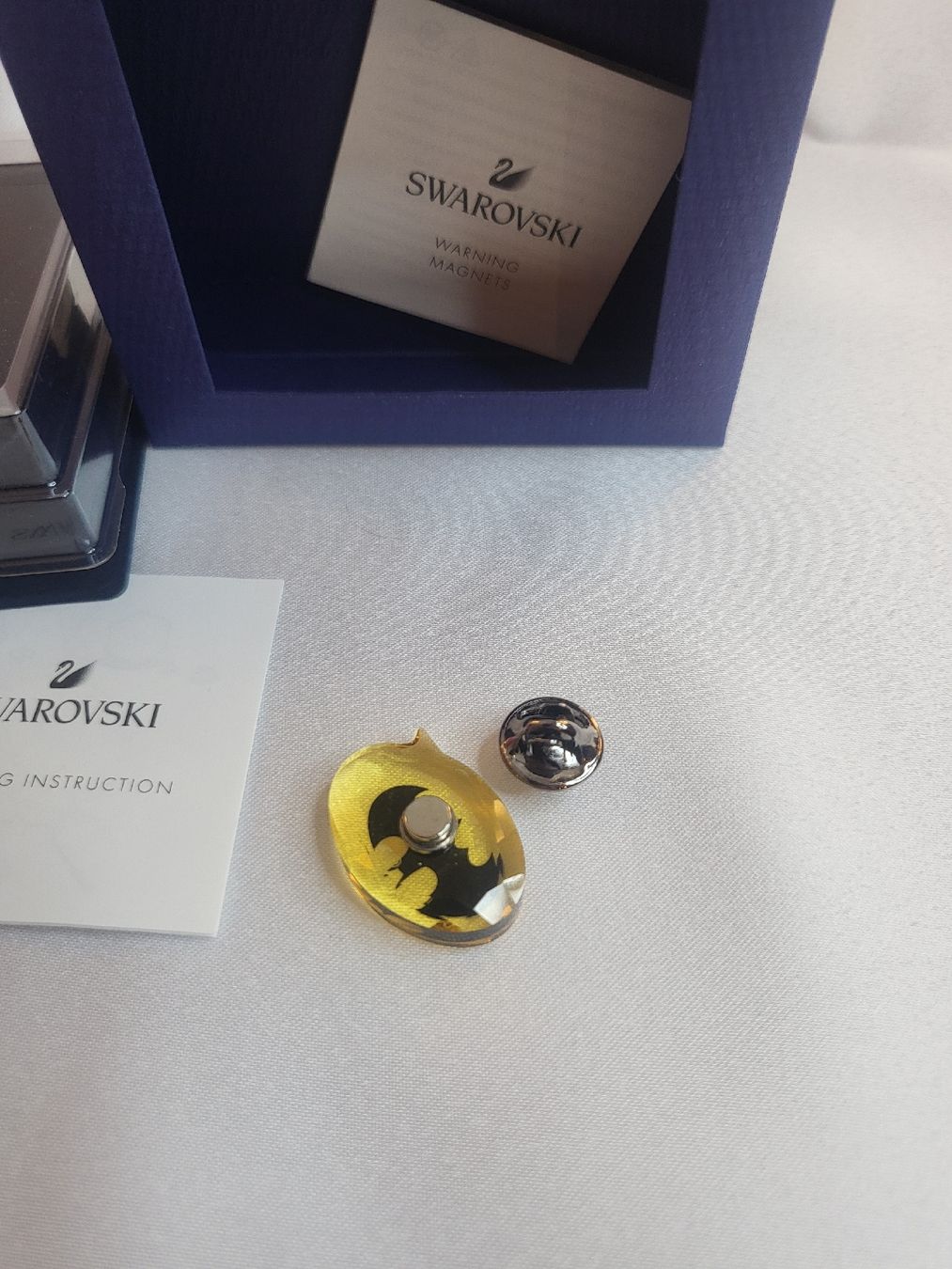 Swarovski Spille & Fermagli: NEUE Swarovski Batman Magnet Brosche – Nuovo e nell'imballaggio originale da Hellbühl venduto da d.d.d.125 4