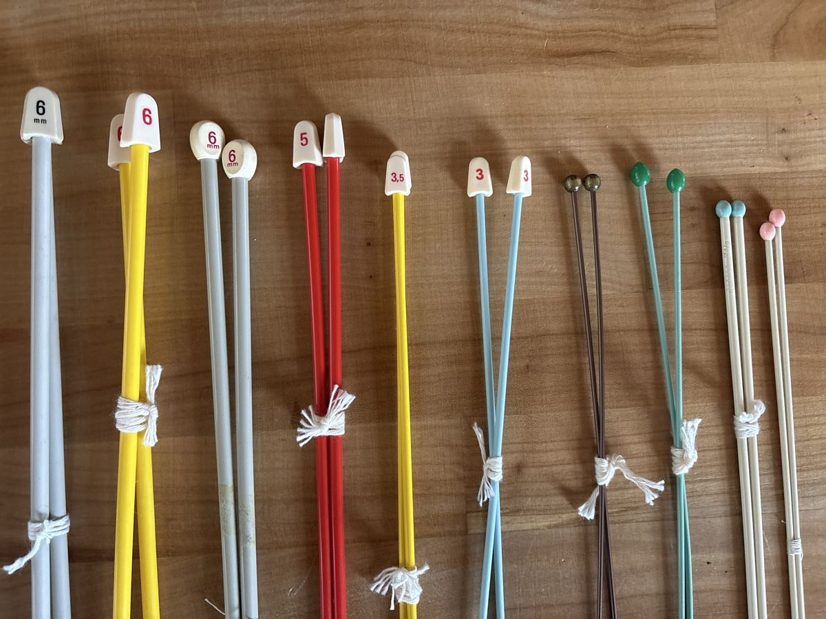 Ferri: Stricknadeln Lot / Kunststoff Nadeln – Usato da Rümlang venduto da resale35 2