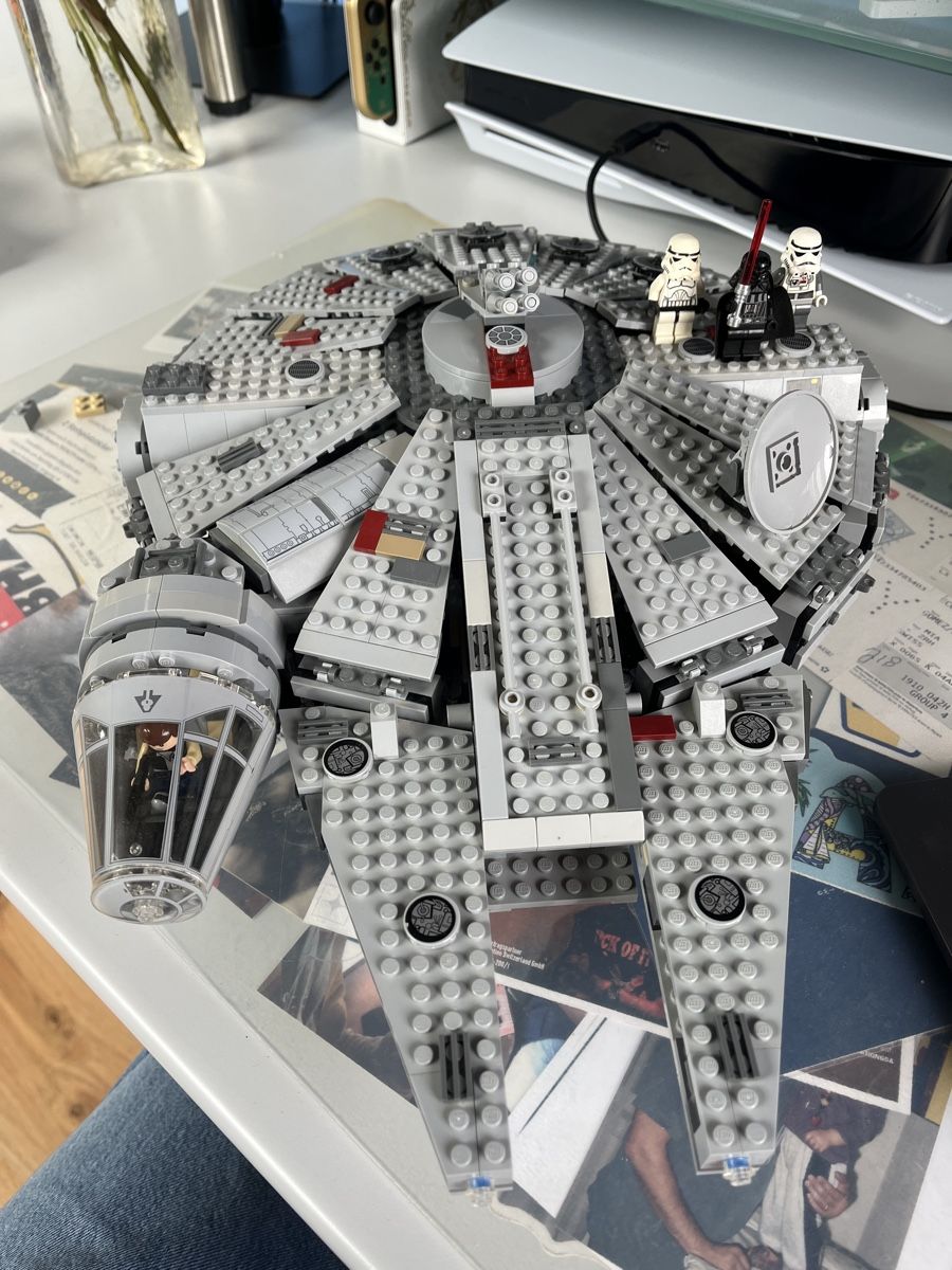 Lego Baukästen: Lego Star Wars Falcon + Diverse Figuren – Gebraucht aus Roggwil BE von NYRF