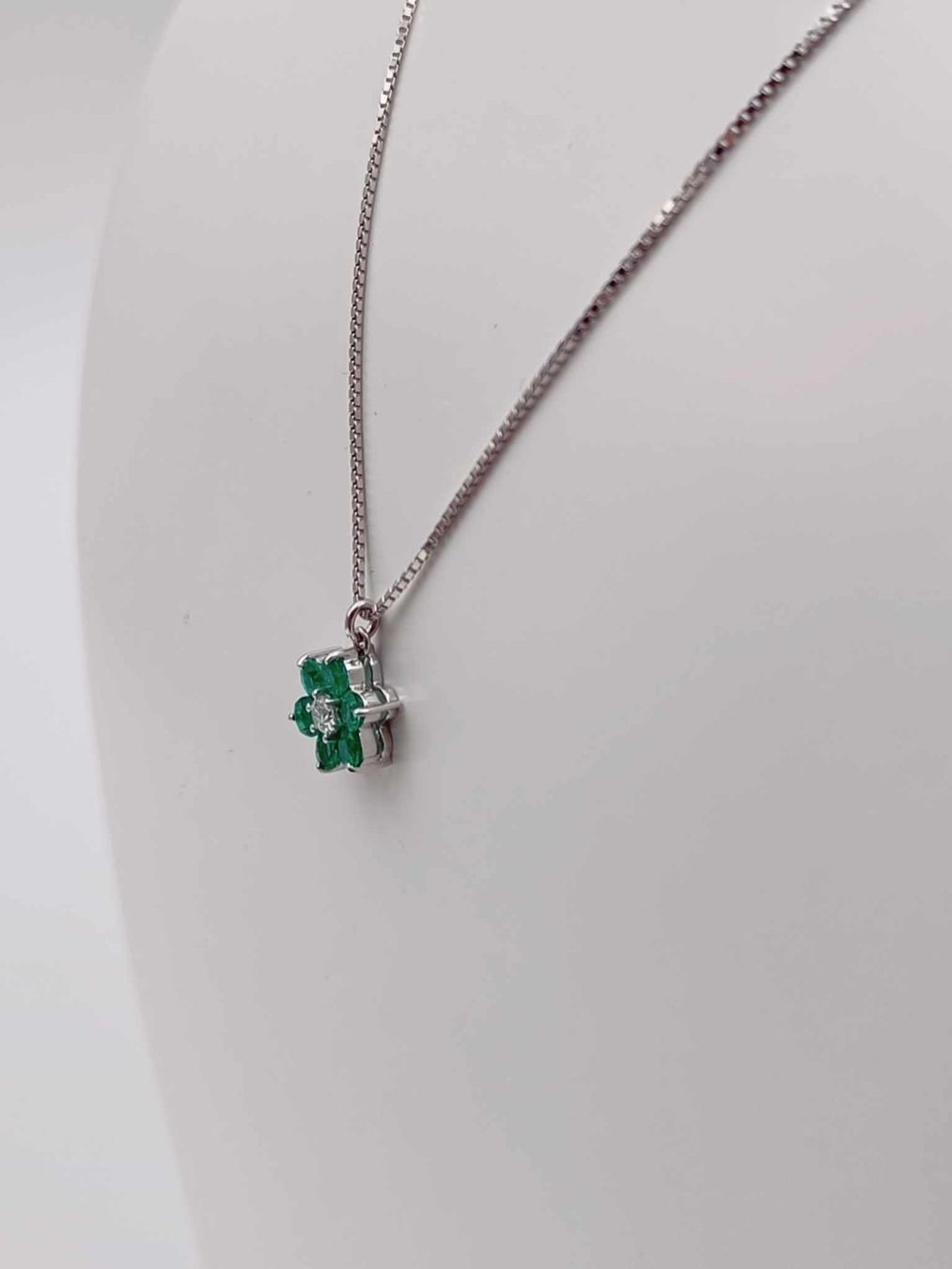 Ketten: WEISSGOLDCOLLIER MIT BLUMIGEN SMARAGD DIAMANTANHÄNGER – Gebraucht aus Luzern von EdiGem 2