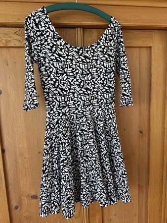 Kleid schwarz-weiss gemustert Grösse M