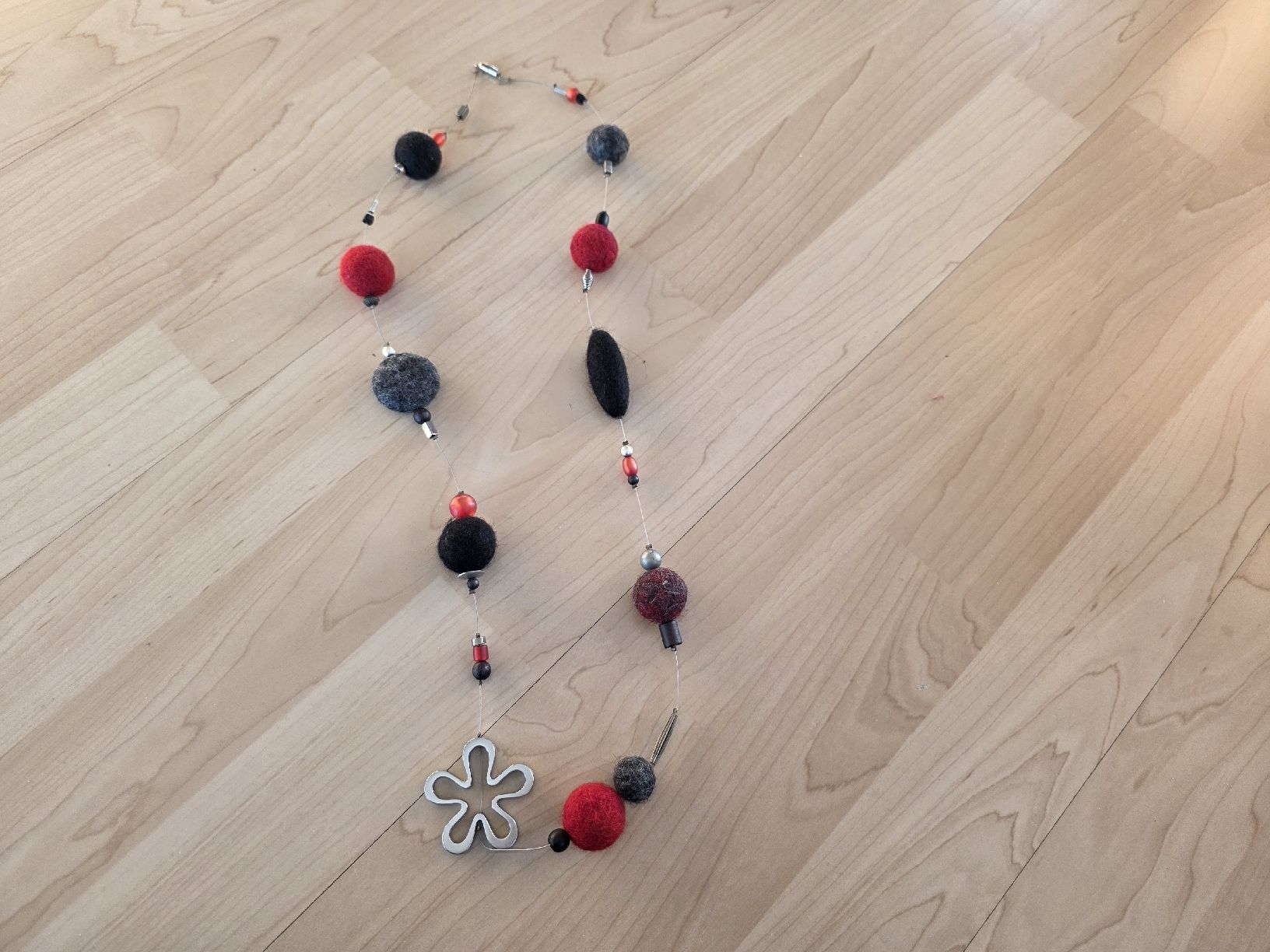 Catenine: Filzkugelkette, rot, grau, schwarz – Usato da Suhr venduto da andreas_2008