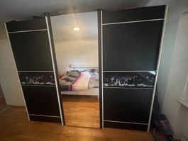 3-Türer Kleiderschrank mit Schiebetüren, Schwarz-Weiss