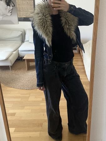 Guess Y2K Jeansjacke mit abnehmbarem Kunstfellkragen