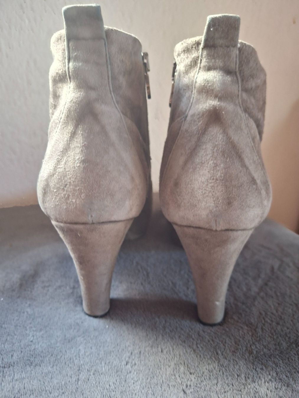 Comma Scarpe da donna: Bottines grises daim grandeur 39 marque Comma – Usato da Villiers venduto da san_jn5w