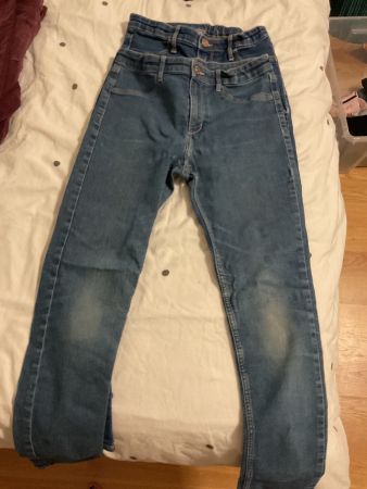 Gut erhaltene Mädchen Jeans von H&M, Grösse 146.
