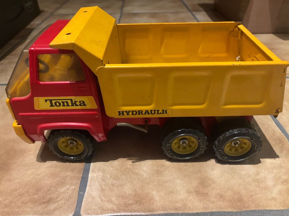 Camion à benne basculante vintage Tonka jouet rouge jaune en