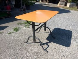 Gartentisch / Blechtisch in Orange
