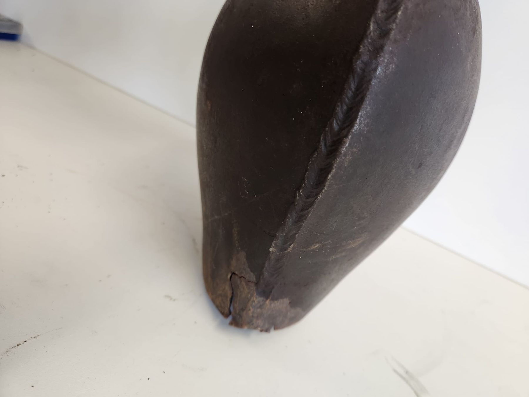 Campanacci mucche: Alte Trychelle mit Lederband (defekt) – Difettoso da Tuggen venduto da Zweitechanceboutique 4