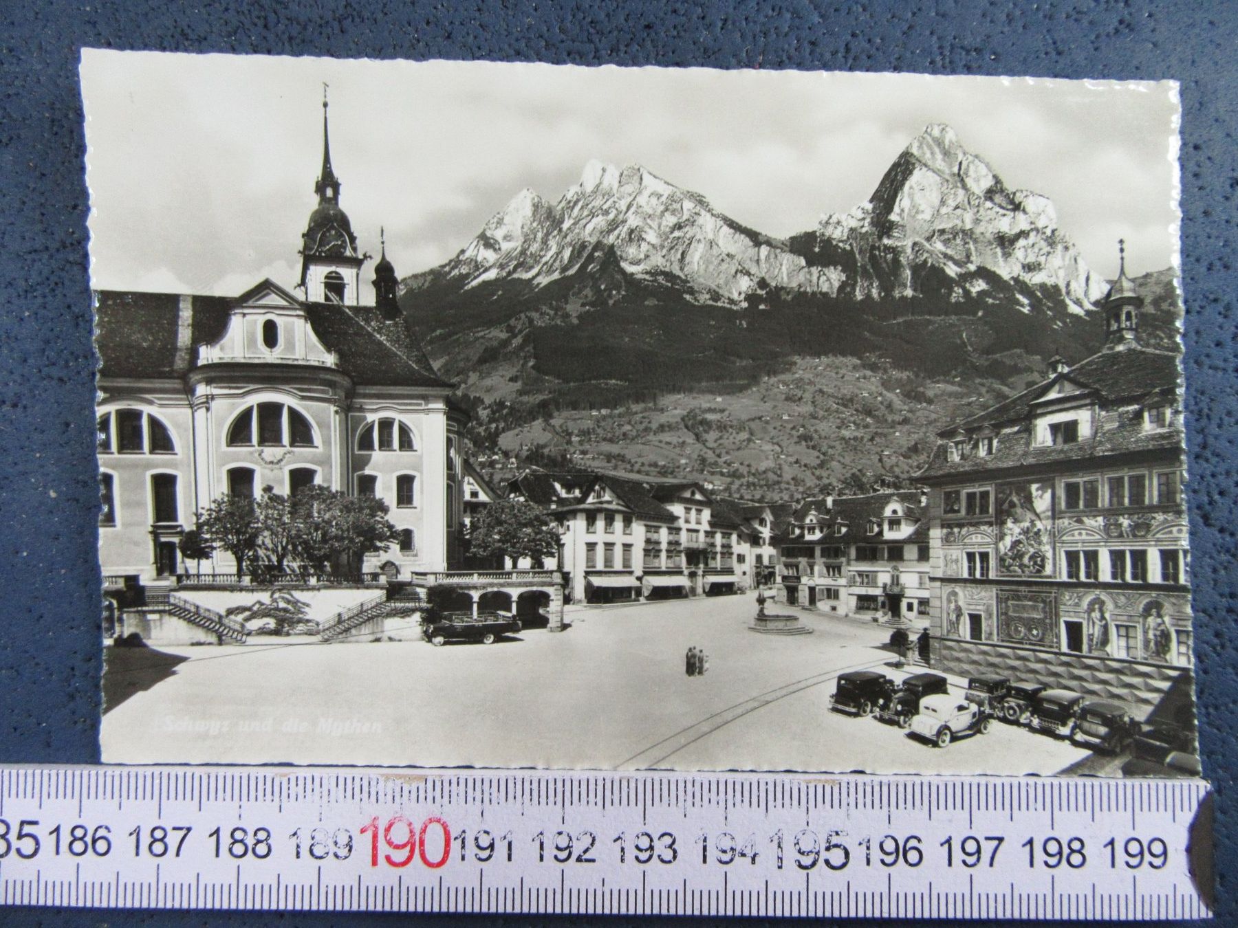 Cartoline postali: SCHWYZ PARKPLATZ OLDTIMER-AUTOS 1939 SZ AK – Usato da Ettingen venduto da Hausi4711