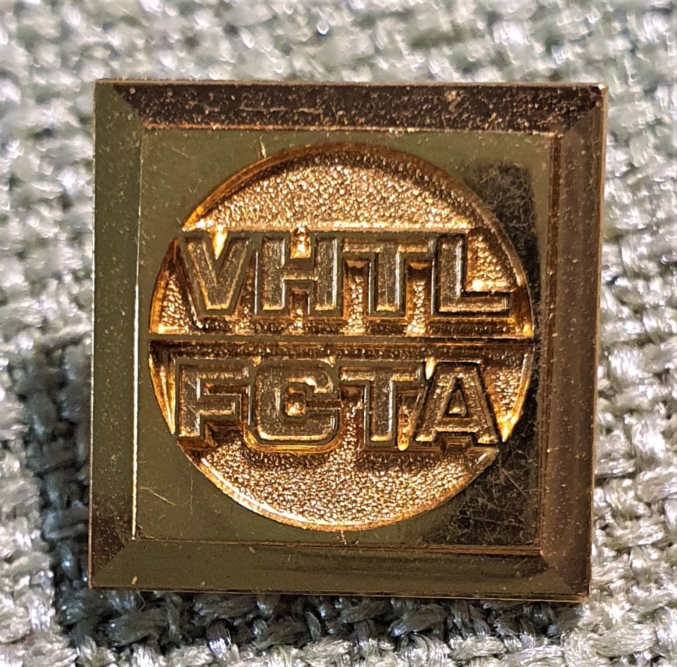 Placchette & Badge: N298 - Goldiger Pin  VHTL  /  FCTA – Usato da Reinach BL venduto da Boston-Verkauf 1