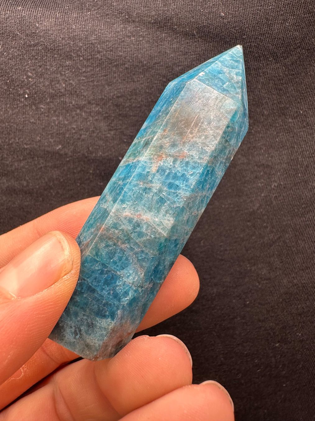 Minerali & Pietre curative: Blauer Apatit Obelisk, Turm, Spitze – Nuovo e nell'imballaggio originale da Männedorf venduto da Handschmeichler 2