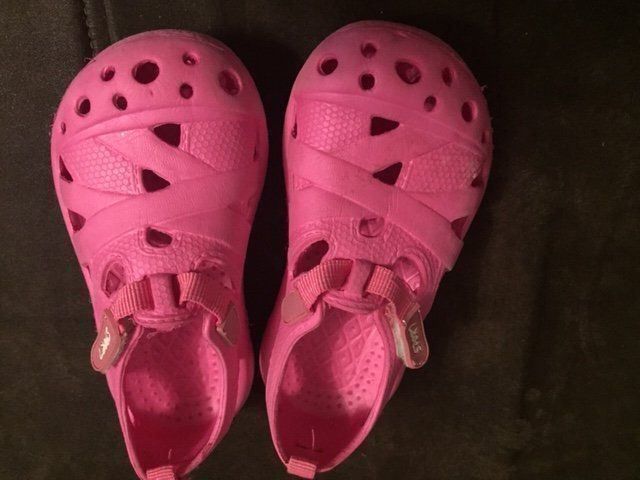 Scarpe per ragazze: Bade Sandalen Grösse 24 /25 – Usato da Emmen venduto da Aribini 1