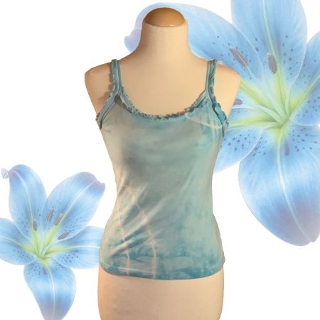 Blaues Tanktop im Tie-Dye-Look mit stufigem Saum.
