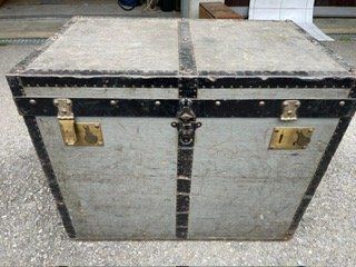 Ancien cofre de voyage scandinave