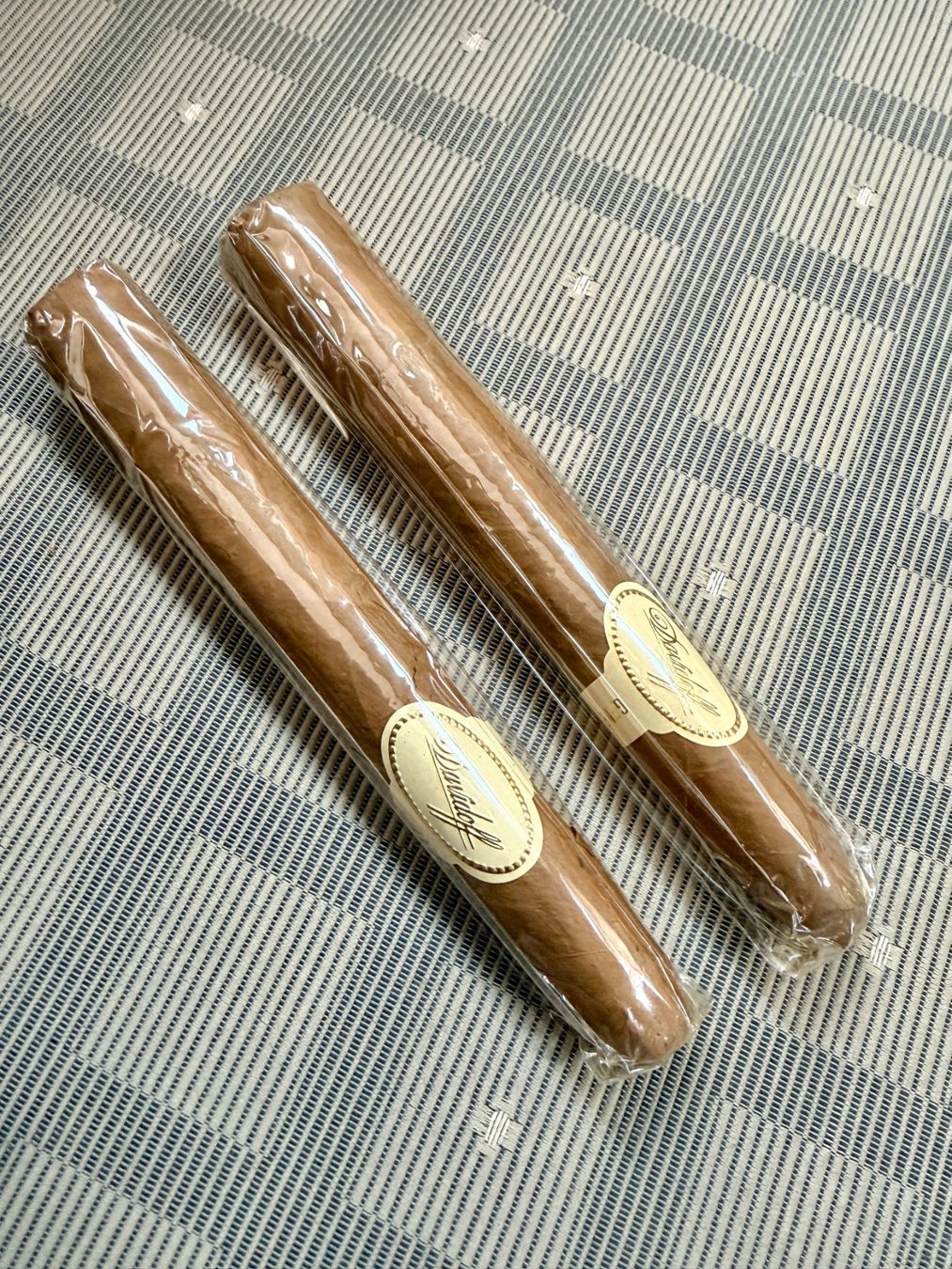 Altri Prodotti per fumatori: NA0097 Zigarrenetui Leder & 2 Davidoff Zigarren Special T – Usato da Horgen venduto da Paintingmaster 3