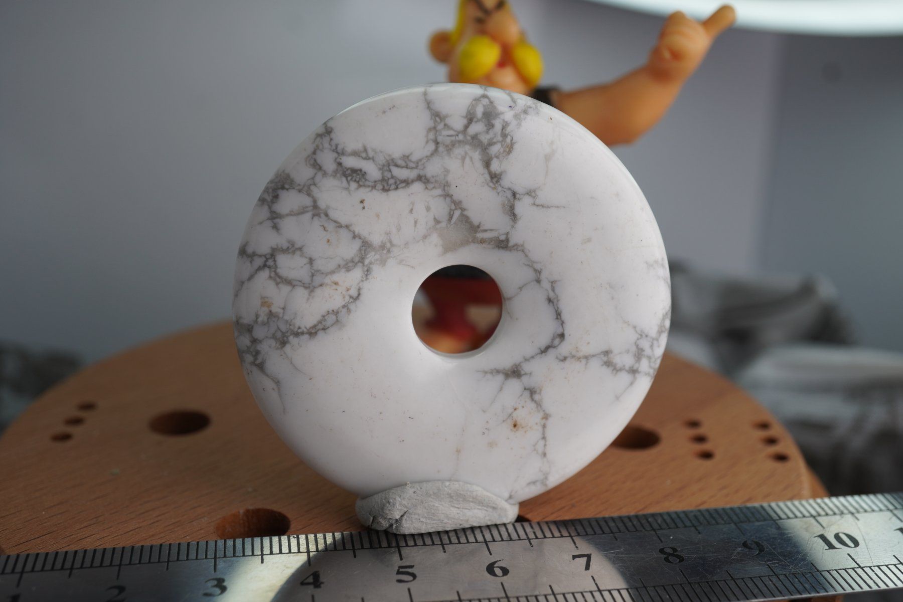 Minéraux & Lithothérapie: Howlith    Pi Scheibe ca50mm   Ab 1.-(1) – Neuf avec emballage d'origine à Eschenbach SG par topstone 2