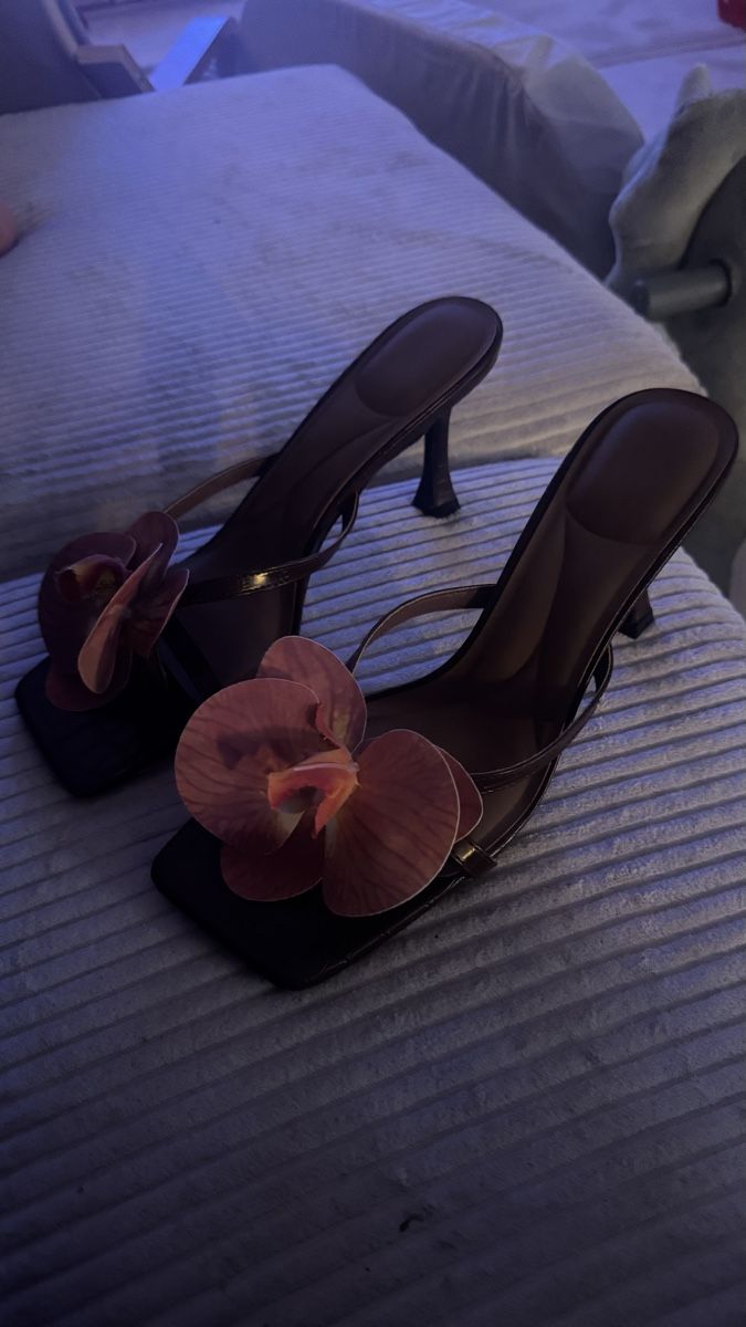 Scarpe da donna: Pumps mit Blumen Grösse 42 braun neu – Nuovo (secondo la descrizione) da Seftigen venduto da JGG 1