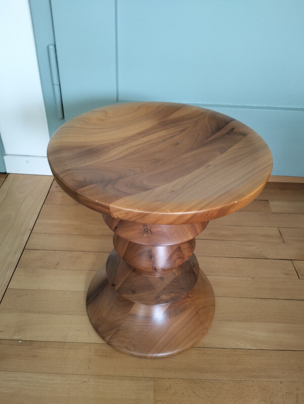 Vitra Sgabelli: Original Vitra Eames Stool  Nussbaumholz Hocker – Usato da Wil SG venduto da die-wohnung 3