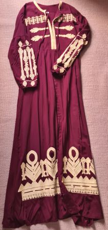 Kleid bordeauxrot mit Stickerei Groesse M