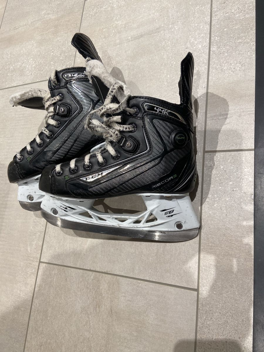 Ccm Pattini da ghiaccio: Hockeyschuhe Grösse 35 – Usato da Stettfurt venduto da mxgraegg