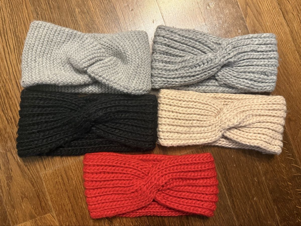 Chapeaux, bonnets & casquettes: 5 knitted headbands – Neuf (Voir description) à Zürich par Yuece