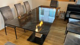 Esstisch in schwarzer Marmor-Optik – ausziehbar für bis zu 8