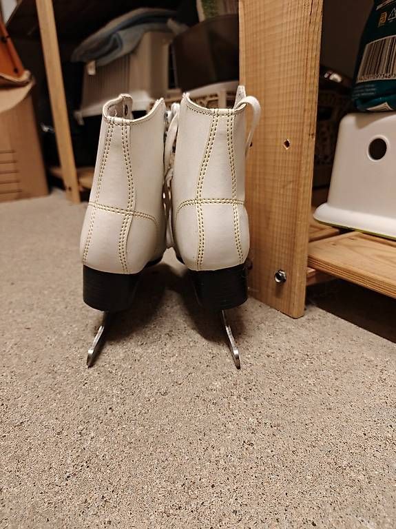 Schlittschuhe: Pattini da ghiaccio – Gebraucht aus Gravesano von sim_5glq
