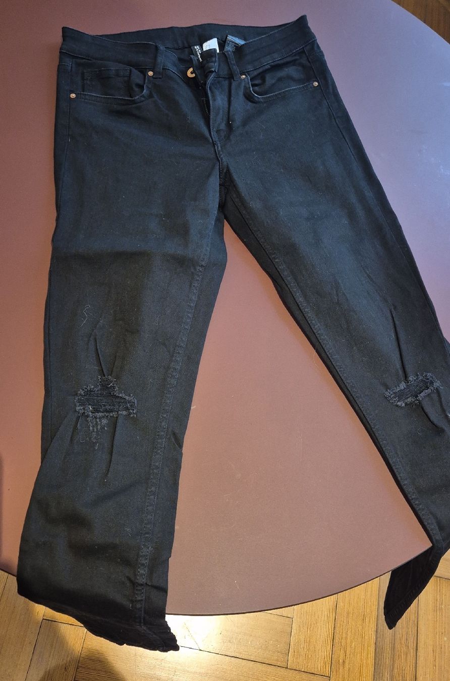 H&M Jeans: Schwarze Jeans mit Rissen, Grösse 40 – Usato da Romanshorn venduto da Enilec02