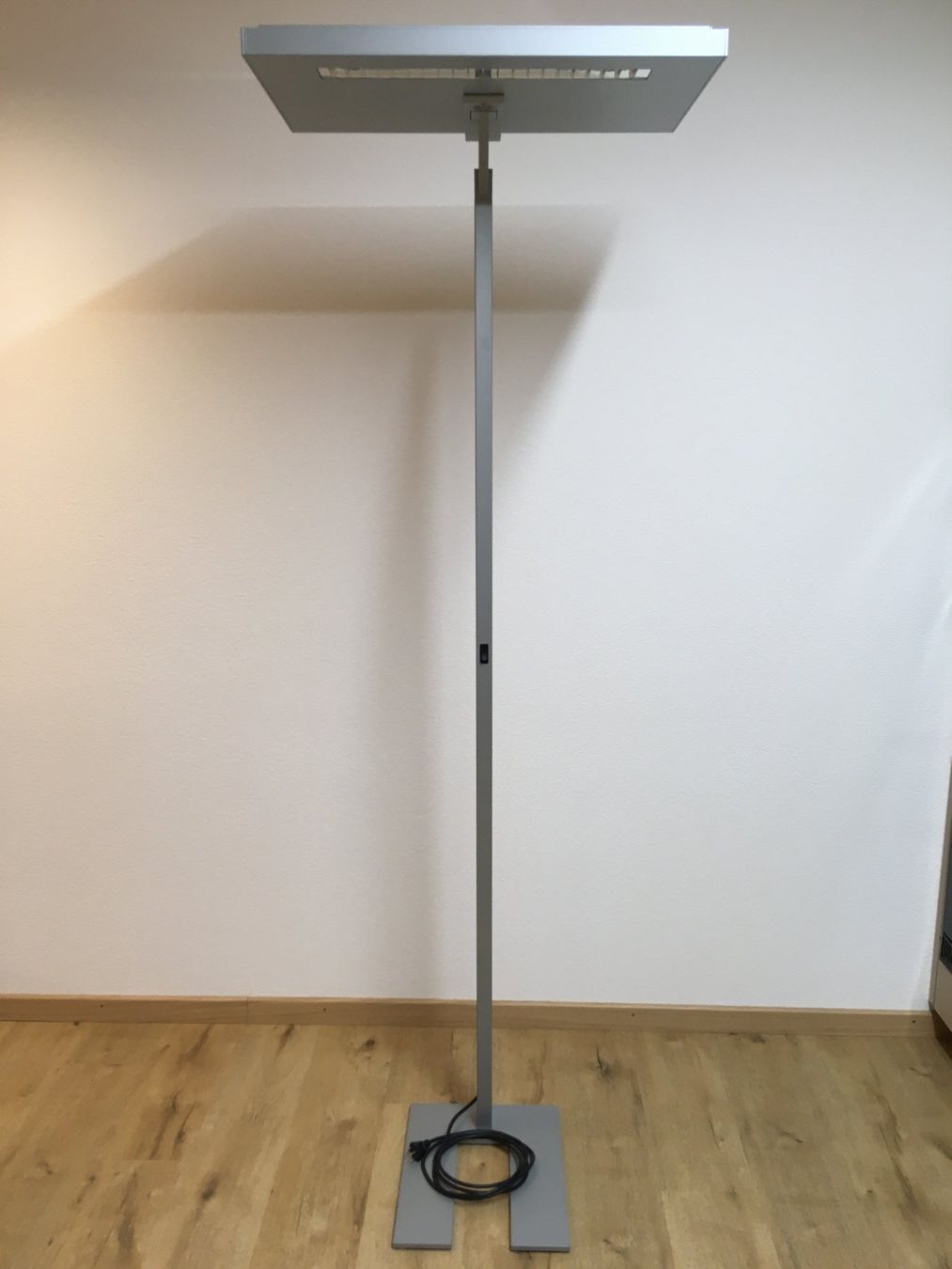 Lampade: Standleuchte mit autom. An- und Ausschaltsensor, dimmbar! – Usato da Schaffhausen venduto da Schweizerschatzkiste