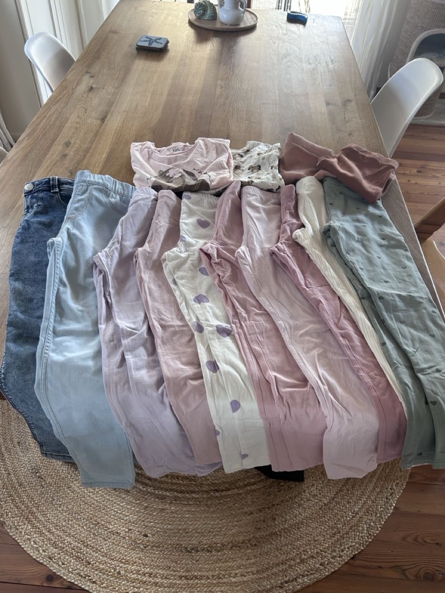 H&M Lotti & Set di vestiti: Kleiderpaket Mädchen 134/140 – Usato da Walperswil venduto da and_6y68