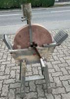Antiker Schleifstein aus Sandstein – Perfekt als Gartendeko