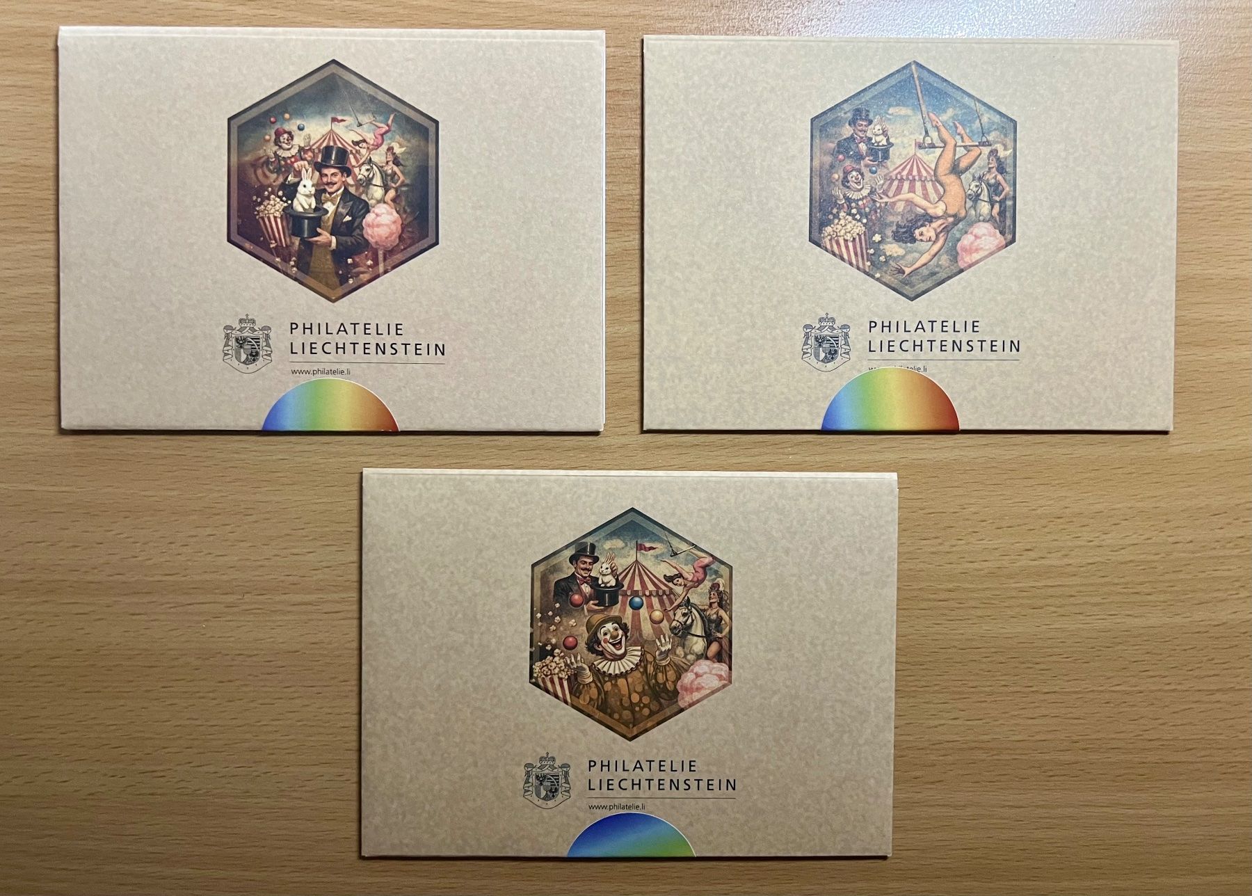 Tutti i francobolli: 3 Kryptobriefmarken Liechtenstein "Crypto Circus" Regenbogen – Nuovo e nell'imballaggio originale da Uster venduto da Aladin79