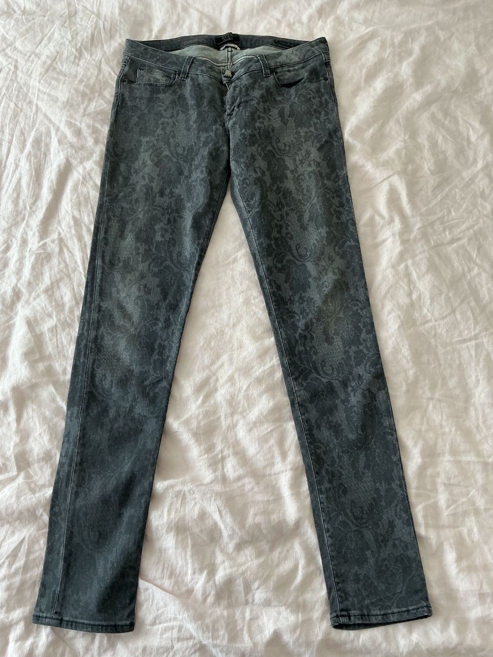 Jeans: Guess Damenjeans Gr. 31 grau gemustert – Usato da Dietlikon venduto da Smonny
