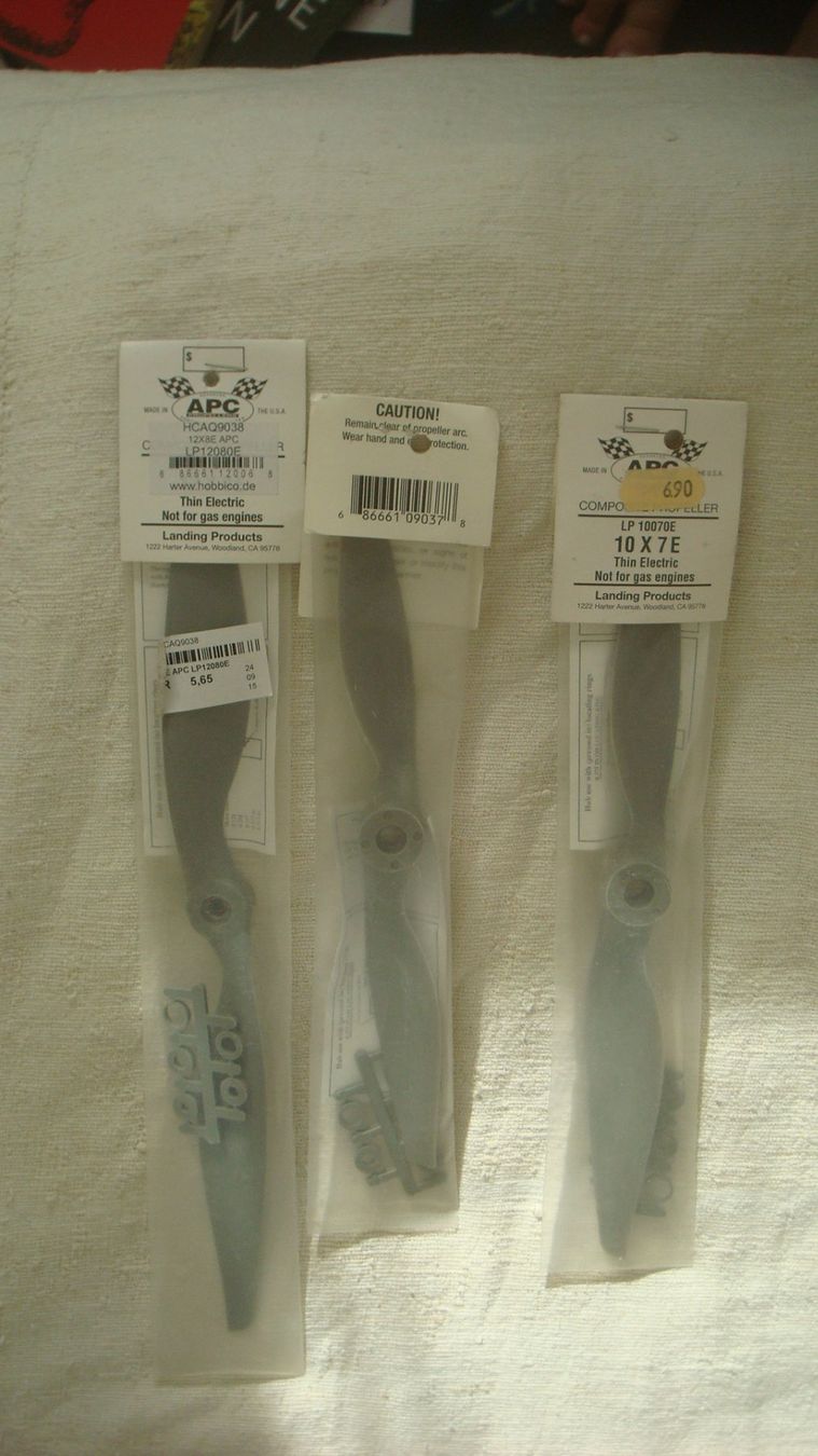 Modellismo RC: 3 APC Composite Propeller 9x9E/10x7E/12x8E neuwertig – Nuovo e nell'imballaggio originale da Münchenstein venduto da Pesci6
