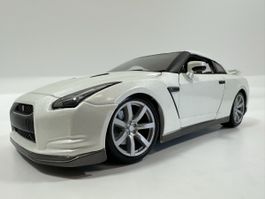 Nissan GT-R (R35) 1:18, weiss, BBURAGO