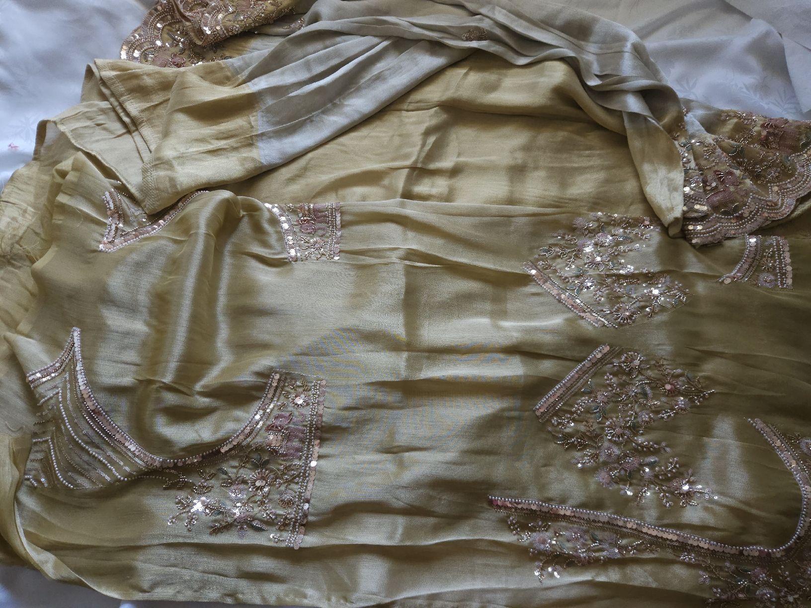 Vestiti: Gold saree with embroidery NEW – Nuovo e nell'imballaggio originale da Les Acacias venduto da minnie6 5