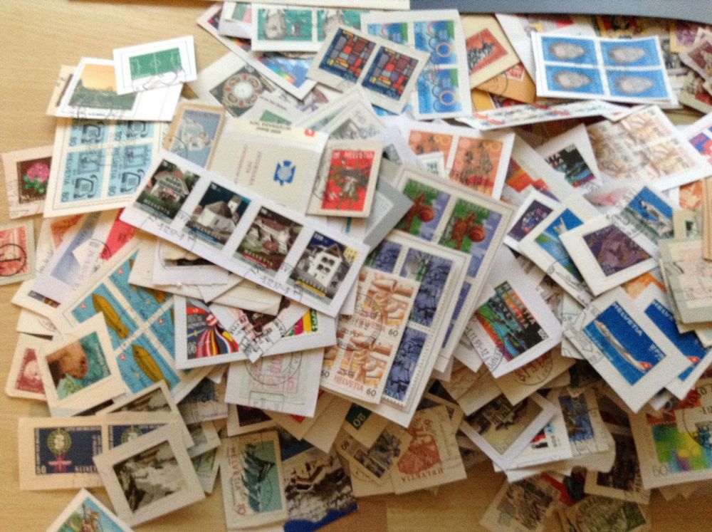 6 KILOS timbres CH à décoller, dès 1. ! Kaufen auf Ricardo