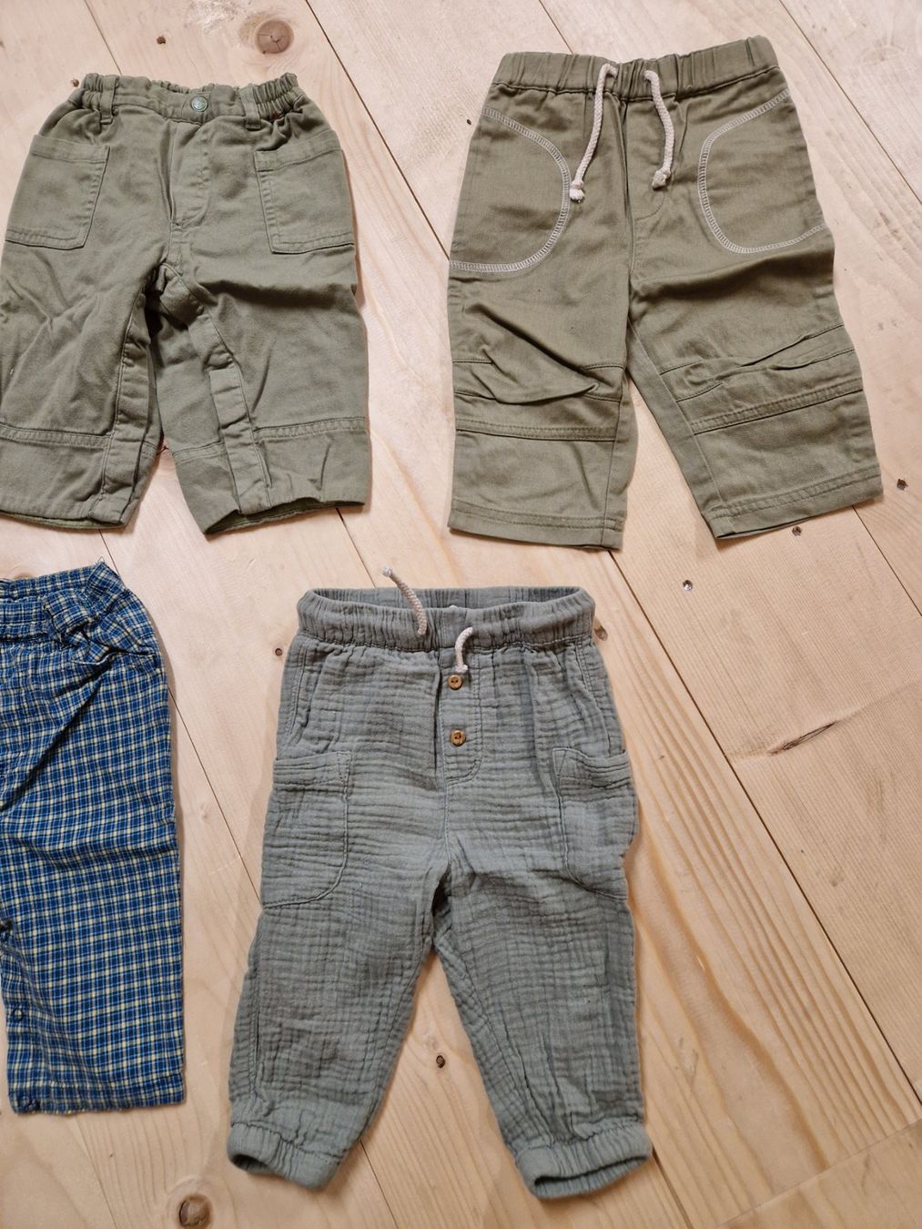 Lotti & Set di vestiti: 5 lange Hosen Junge Grösse 62/68 – Usato da Dreien venduto da vaniih93 2