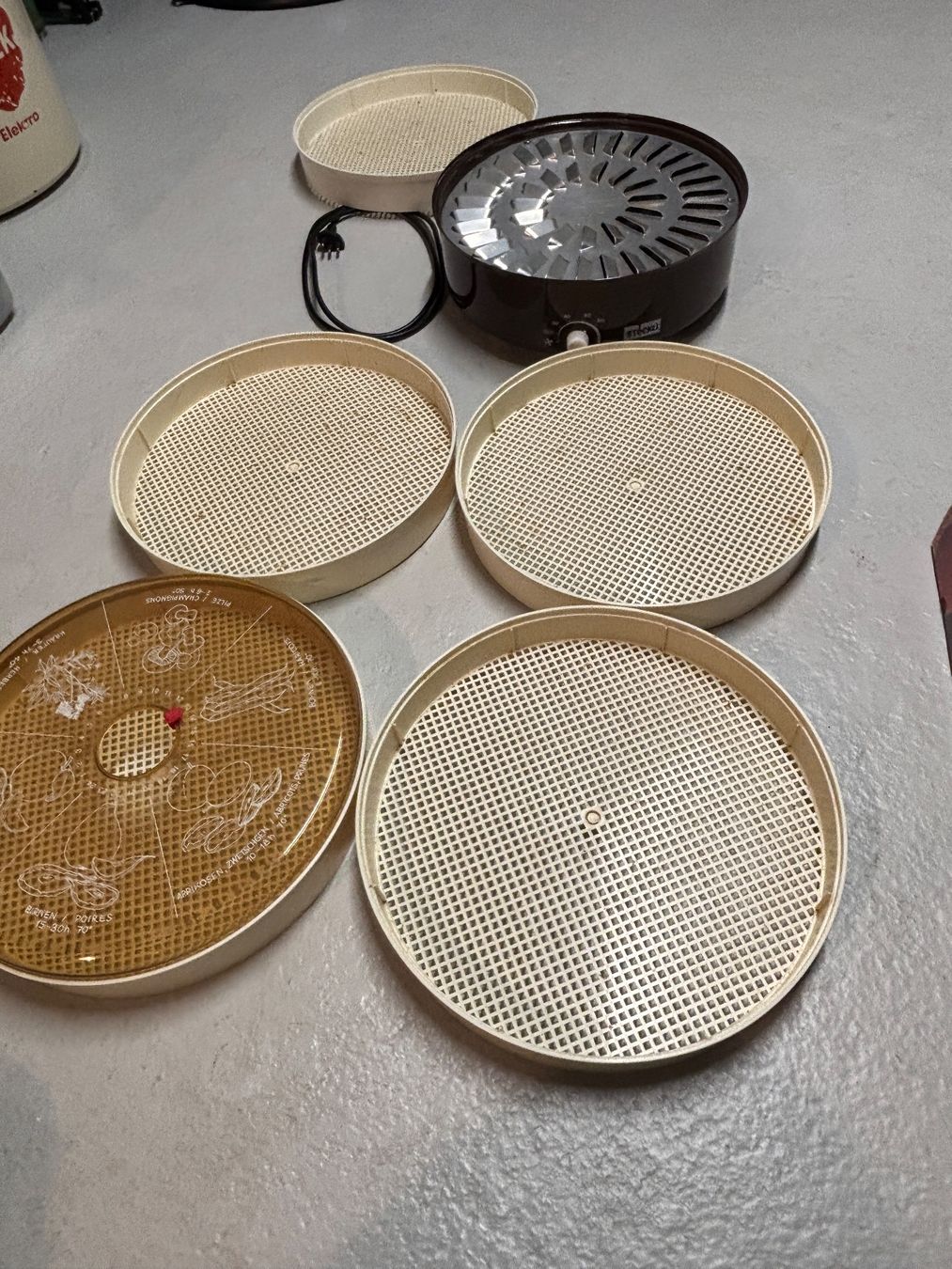 Stöckli Elettrodomestici da cucina: STÖCKLI Stöckli Dörrex Dörrgerät mit 5 Gittern – Usato da THERWIL venduto da Fcbbasel 2