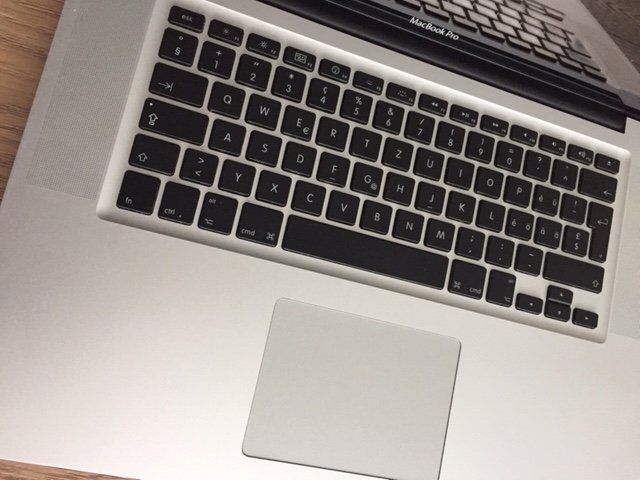 Apple Notebooks: MacBook Pro 15.4/2.4/2X2GB/320/SD/GLSY mit CD/DVD_Mid-2010 – Gebraucht aus Schindellegi von cocooning1 4