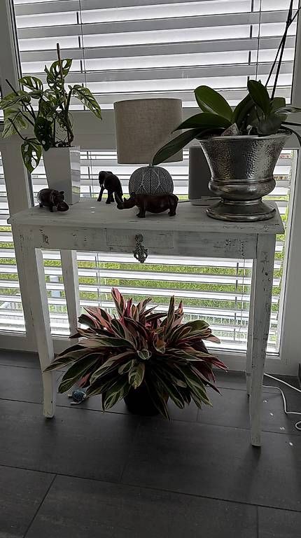 Tische: Schmaler Beistelltisch im Shabby chic Stil – Gebraucht aus Frick von TheBurningHeart